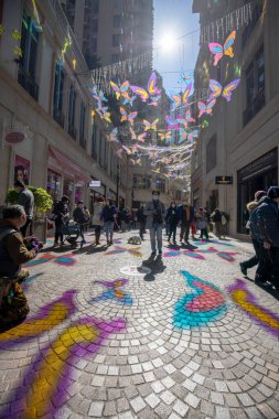 1 Ocak 2021 Turist Lee Tung Bulvarı 'ndaki yıl dekorasyonunun keyfini çıkar.