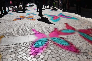 1 Ocak 2021 Turist Lee Tung Bulvarı 'ndaki yıl dekorasyonunun keyfini çıkar.