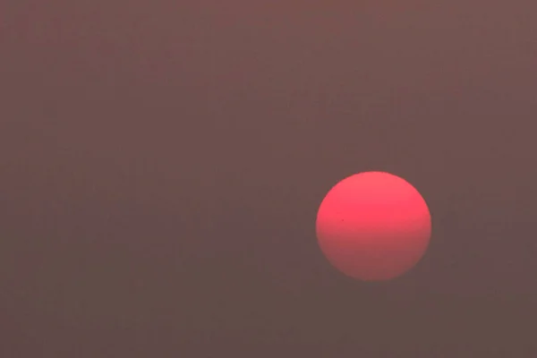 Зимнее Красное Солнце — стоковое фото