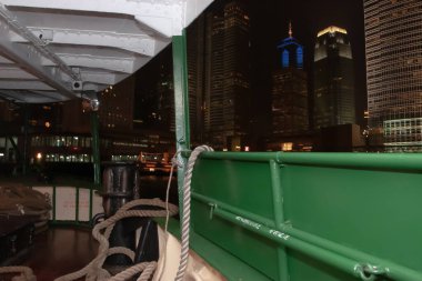 : Hong Kong 'da içinde yolcular olan bir Star Ferry' nin içinde. 28 Ekim 2006