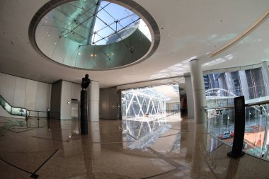 26 Aralık 2020 Modern ofis binasının boş salonu.