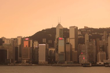 26 Aralık 2020 'de Hong Kong, Victoria Limanı' nda günbatımı