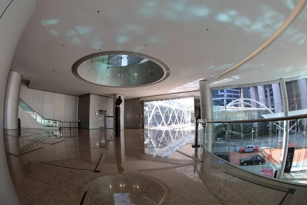 2020年12月26日現代的なオフィスビルの空のホール — ストック写真