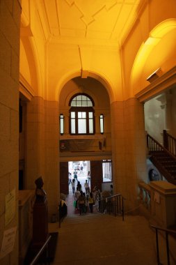 Üniversite binası, Rönesans tarzında granit sütunlar. 21 Ekim 2006