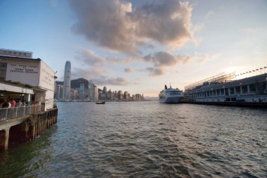23 Haziran 2006 'da Star Ferry, Hong Kong Adası ve Kowloon' u birbirine bağladı..
