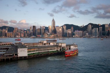 23 Haziran 2006 'da Star Ferry, Hong Kong Adası ve Kowloon' u birbirine bağladı..