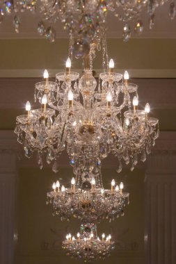 Yemek odasının tavanında kristal avize lambası.