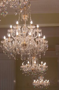 Yemek odasının tavanında kristal avize lambası.