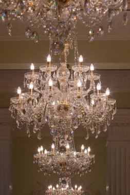 Yemek odasının tavanında kristal avize lambası.