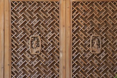 Geleneksel Çin tarzı ahşap kapı.