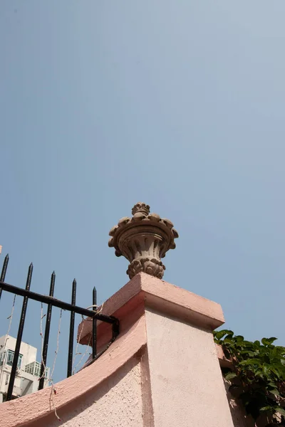 Nov 2006 Die Vase Freien Auf Der Oberseite Der Wand — Stockfoto