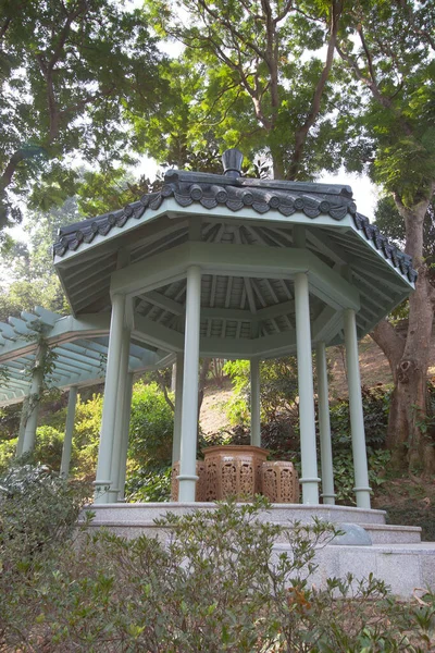 Nov 2006 Ein Schöner Hinterhofgarten Mit Einem Zedernpavillon — Stockfoto