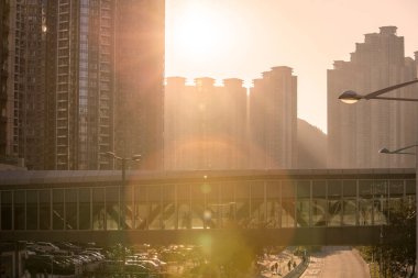 31 Aralık 2020, güneş ışığı Tong Ming Sokağı 'nı geçiyor, tko, hk