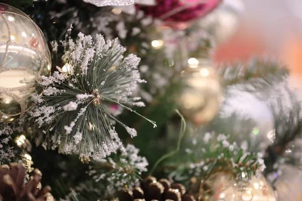 Een Versierde Kerstboom Wazige Achtergrond — Stockfoto