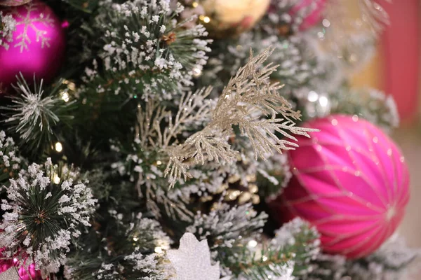 Ένα Διακοσμημένο Χριστουγεννιάτικο Δέντρο Θολή Φόντο — Φωτογραφία Αρχείου