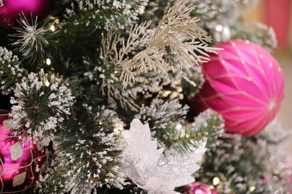 Een Versierde Kerstboom Wazige Achtergrond — Stockfoto