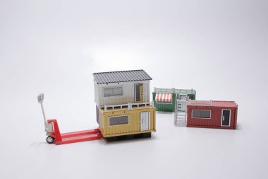 Mini forklift ile kargo evinin ölçeği.