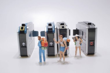 İnsanlar metro istasyonunda metro için bilet kapısından girerler.