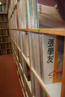 Müzik dükkanının içi vinil plaklarla dolu raflarla dolu. 11 Şubat 2006 