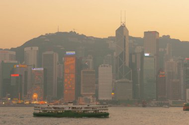 30 Aralık 2006 'da Kowloon' daki Tsim Sha Tsui rıhtımından kalkan bir yıldız feribotu.