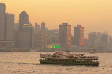 30 Aralık 2006 'da Kowloon' daki Tsim Sha Tsui rıhtımından kalkan bir yıldız feribotu.