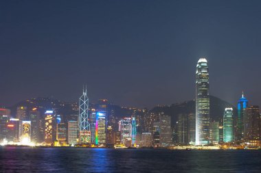 30 Aralık 2006 Hong Kong Akşamı Victoria Limanı Metropolitan Körfezi ile gün batımında.