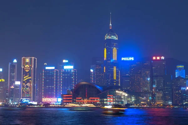 2006年12月30日香港夕暮れ時に大都市湾ビクトリアハーバーと夜 — ストック写真