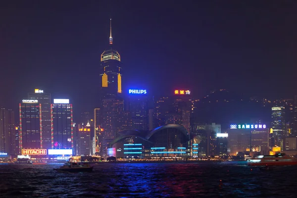 2006年12月30日香港夕暮れ時に大都市湾ビクトリアハーバーと夜 — ストック写真