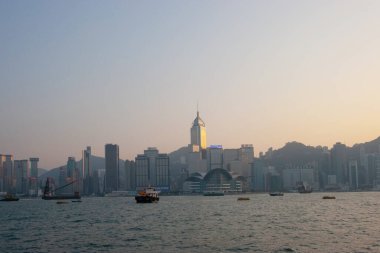 30 Aralık 2006 Hong Kong Akşamı Victoria Limanı Metropolitan Körfezi ile gün batımında.