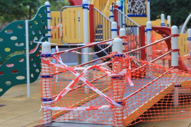 COVID-19 Coronavirus 'un yayılması nedeniyle oyun parkına bantlanmış 25 Ocak 2021.