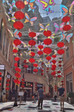 6 Şubat 2021 Çin Yeni Yılı boyunca ticari sokakları süsleyen kırmızı fenerler. 
