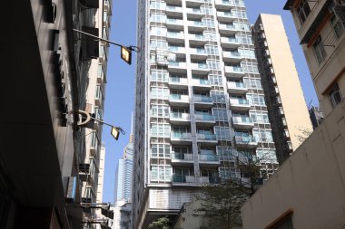 6 Şubat 2021 Hong Kong Wan Chai 'de kalabalık bir bina.