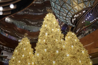24 Aralık 2020 K11 Müzesi 'ndeki altın noel ağacı, hk