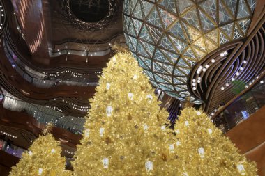 24 Aralık 2020 K11 Müzesi 'ndeki altın noel ağacı, hk