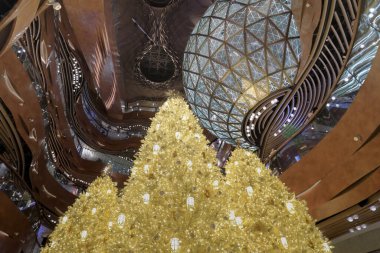 24 Aralık 2020 K11 Müzesi 'ndeki altın noel ağacı, hk