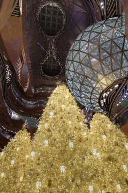 24 Aralık 2020 K11 Müzesi 'ndeki altın noel ağacı, hk