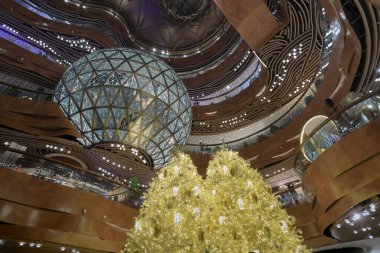 24 Aralık 2020 K11 Müzesi 'ndeki altın noel ağacı, hk