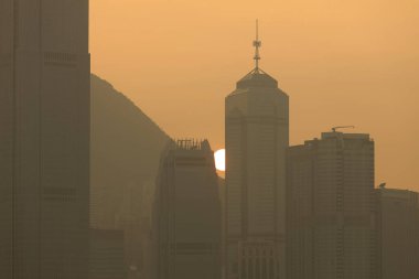 24 Aralık 2020 Turuncu Şehir, gün batımında şehir, Hong Kong