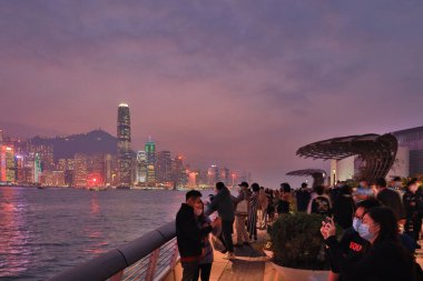 Noel arifesinde yüz maskesi takan 24 DEC 2020 vatandaşları, Hong Kong 