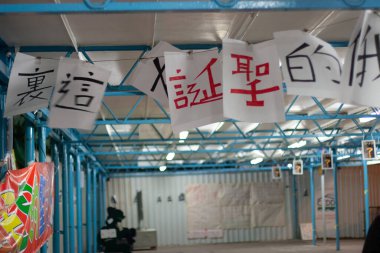 İpte asılı hiyeroglifli kağıt çarşaflar, Hong Kong, 21 Aralık 2006 