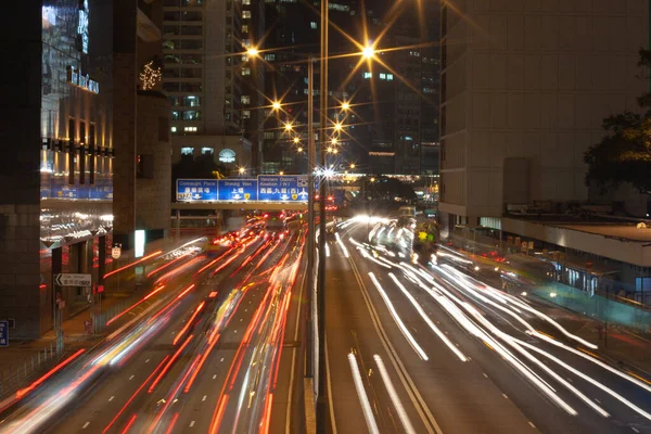 21 Aralık 2006 Çin, Hong Kong, Connaught Yolu 'nda gökyüzü ve trafik yoğunluğu