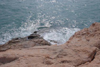 Po Toi Adaları 'ndaki Rocky sahili platosunda.