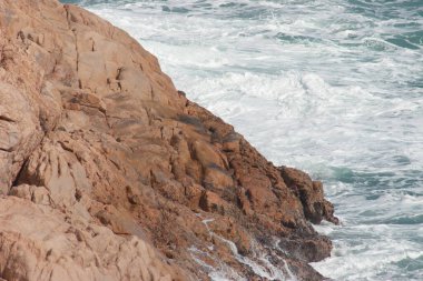 Büyük dalgalar ve fırtınalı denizde karanlık kayalar Po Toi Adaları