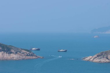 Po Toi Adaları körfezindeki karides teknesi.