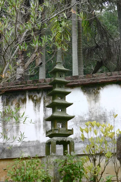 Eine Steinlaterne Aus Granit Einem Asiatischen Garten — Stockfoto