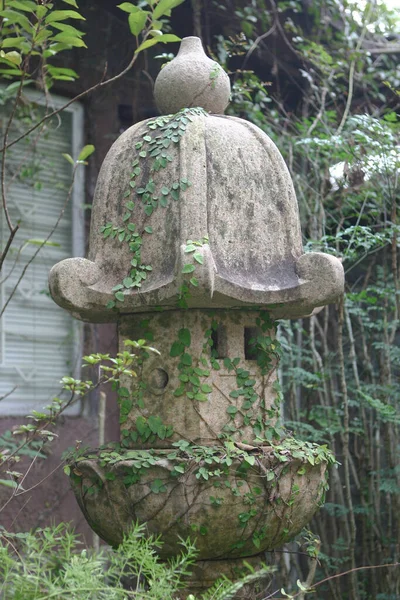 Een Stenen Lantaarn Gemaakt Van Graniet Een Aziatische Tuin — Stockfoto