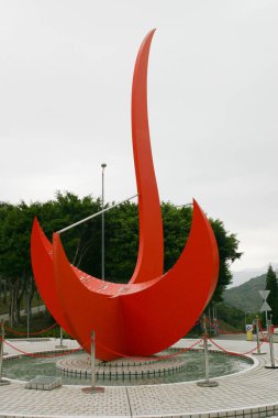 9 Ocak 2005 Kırmızı Kuş Güneş Saati Heykeli giriş meydanının ortasında duruyor.