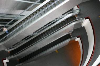 Ana salonda yürüyen merdiven sistemi 9 Ocak 2005 