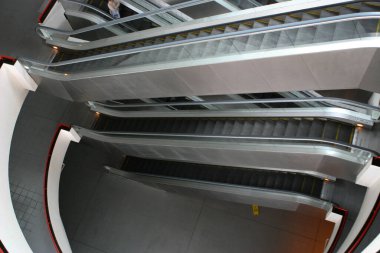 Ana salonda yürüyen merdiven sistemi 9 Ocak 2005 