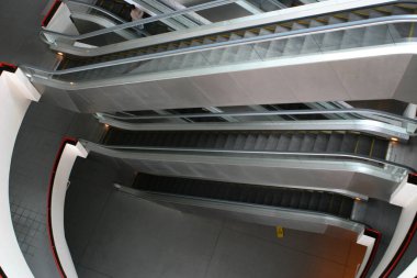 Ana salonda yürüyen merdiven sistemi 9 Ocak 2005 